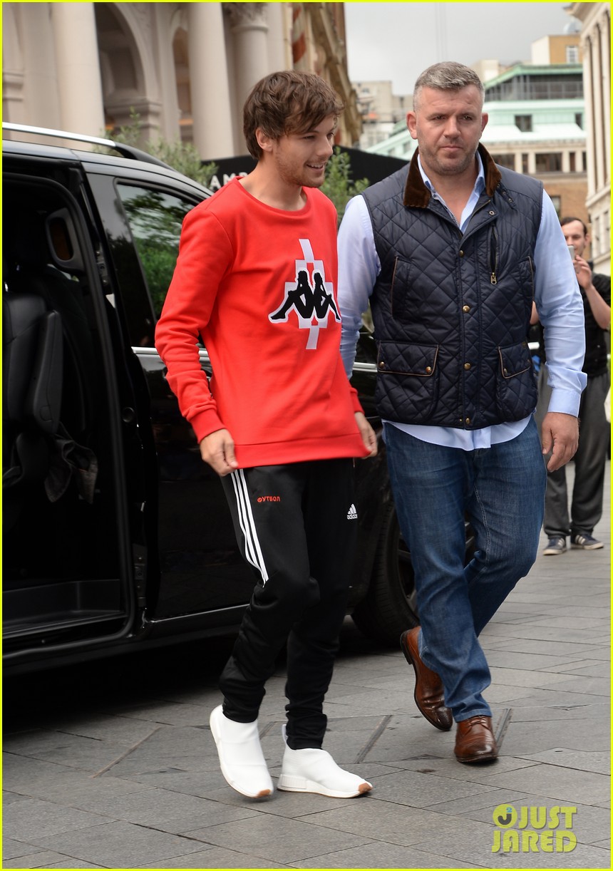 louis tomlinson held one direction together 073930572