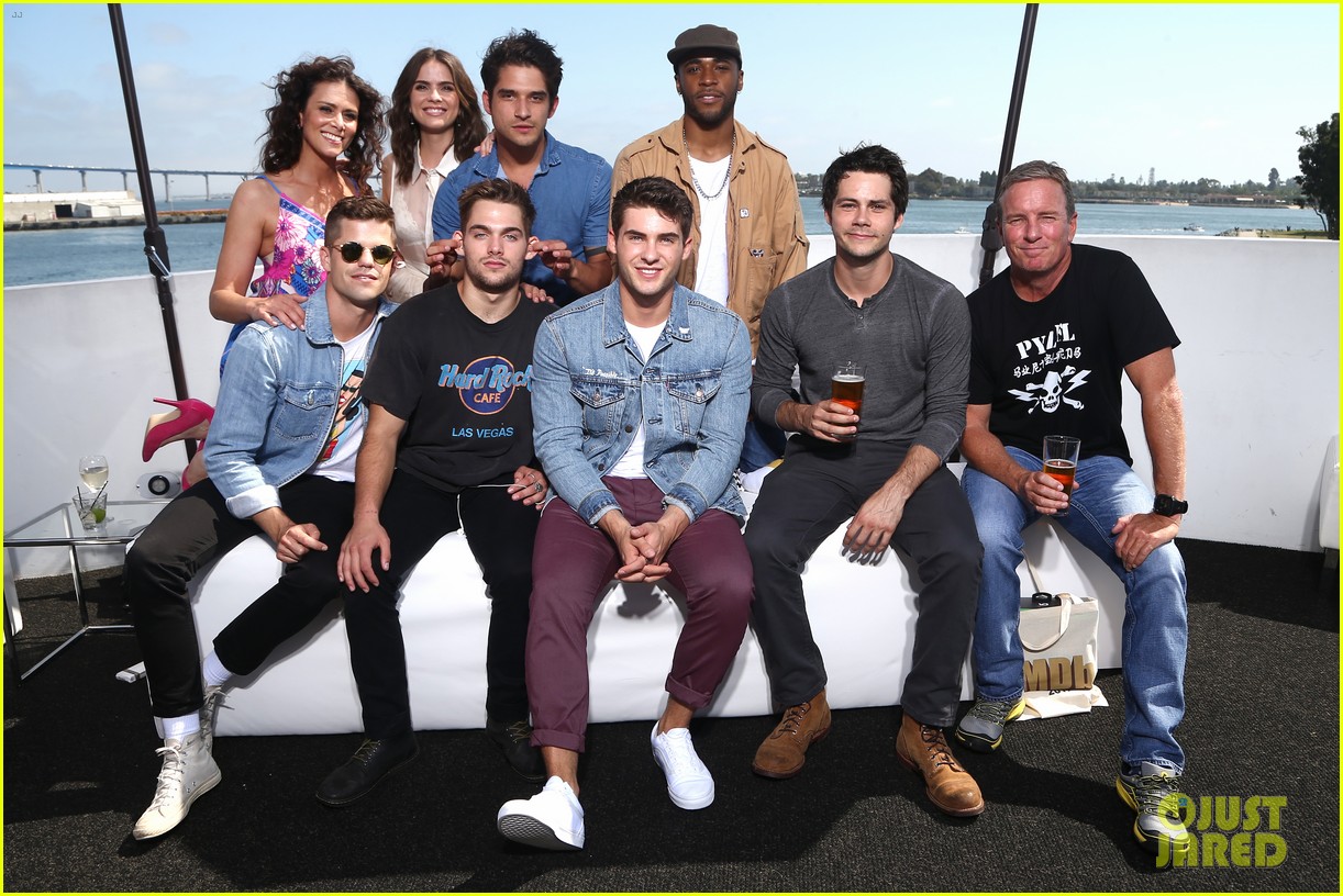 dylan obrien reunites with teen wolf cast at comic con 02