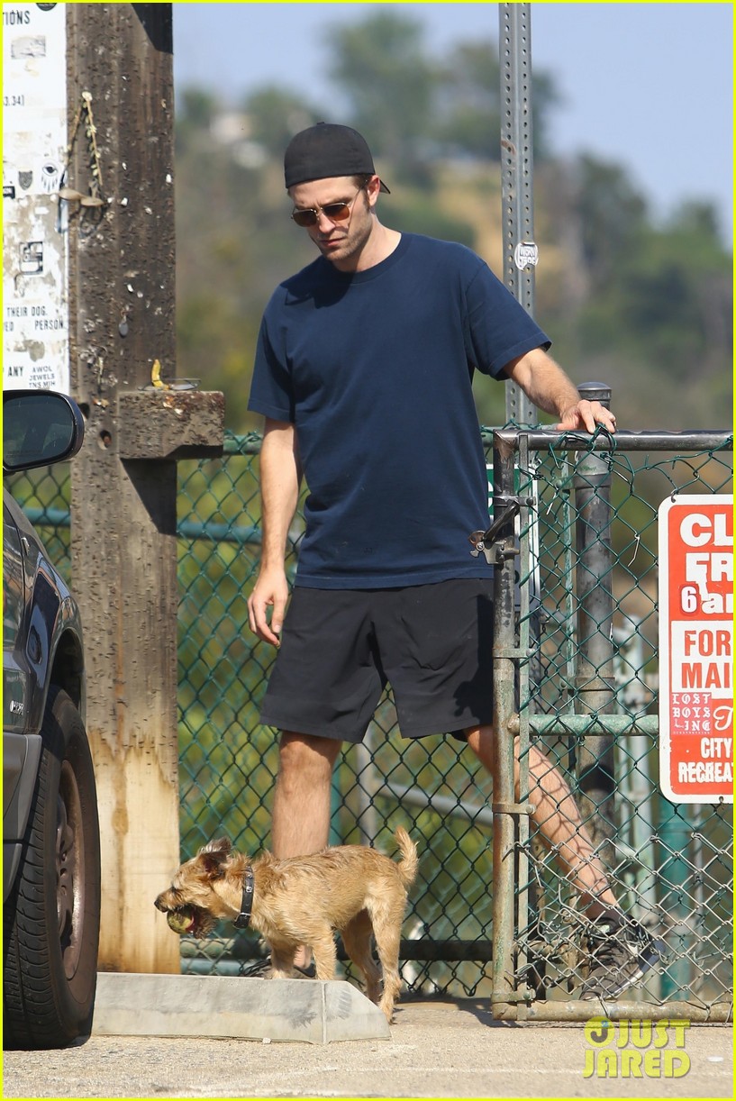 robert pattinson gets in some exercise at the dog park 033929945