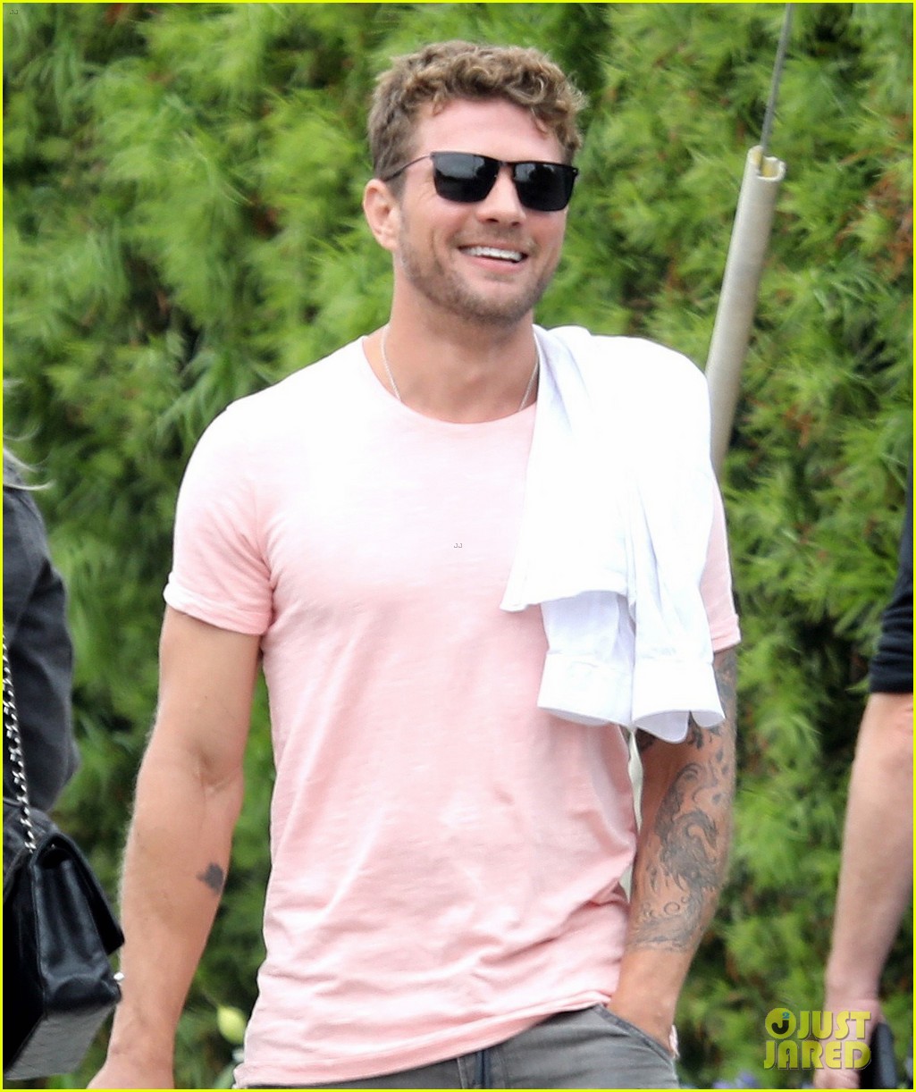ryan phillippe hangs with friends at july 4th weekend party 04