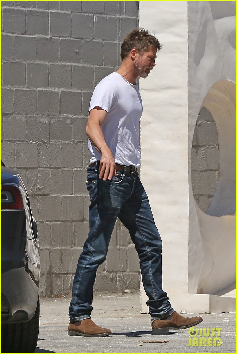 brad pitt shows hes bulking up during july 4th outing 023923955