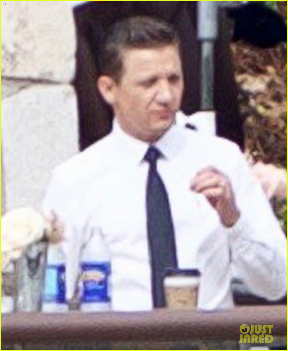 jeremy renner is back at work after breaking both arms 023929450