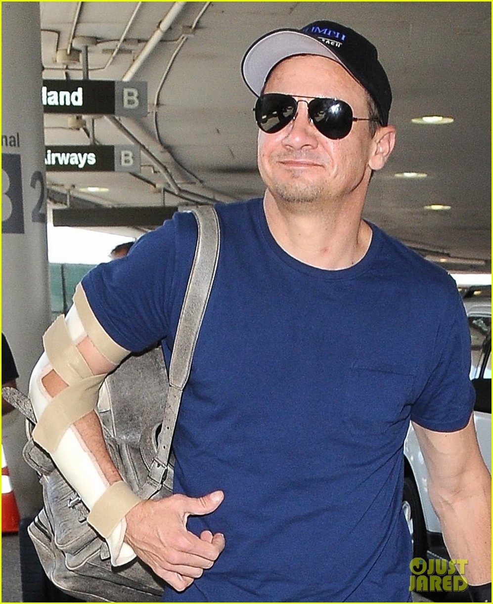 jeremy renner travels with his mom and an injured arm 04
