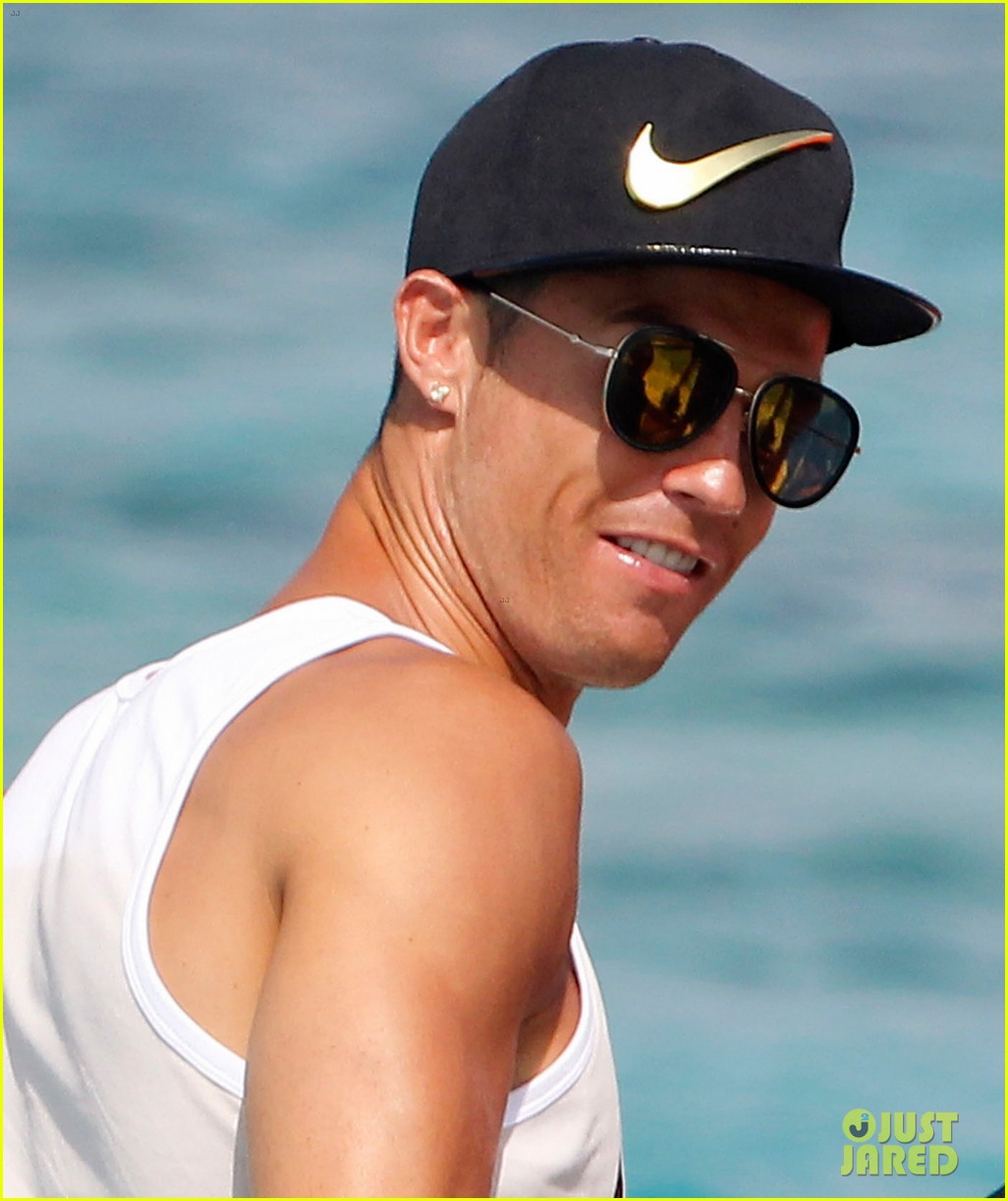 cristiano ronaldo viists formentera with his possibly pregnant girlfriend 093925093