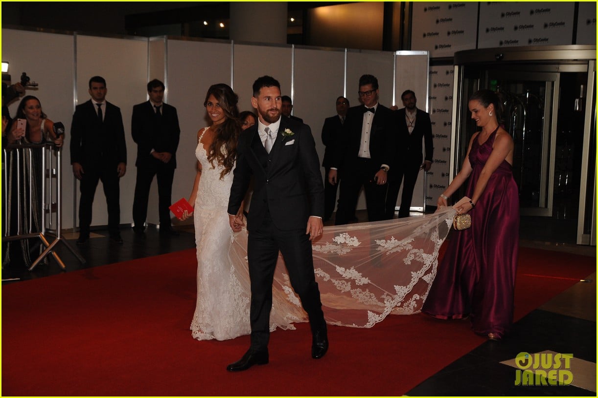 Shakira Attends Soccer Star Lionel Messi's Wedding Photo 3922245