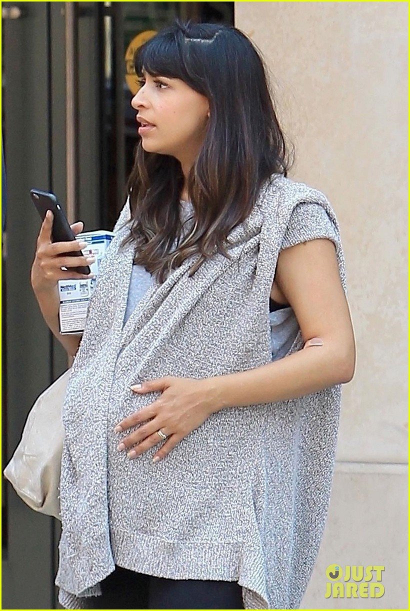 new girls hannah simone shows off her growing baby bump 023929897