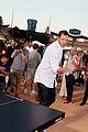 justin theroux jason bateman hold hands at charity ping pong tournament 21