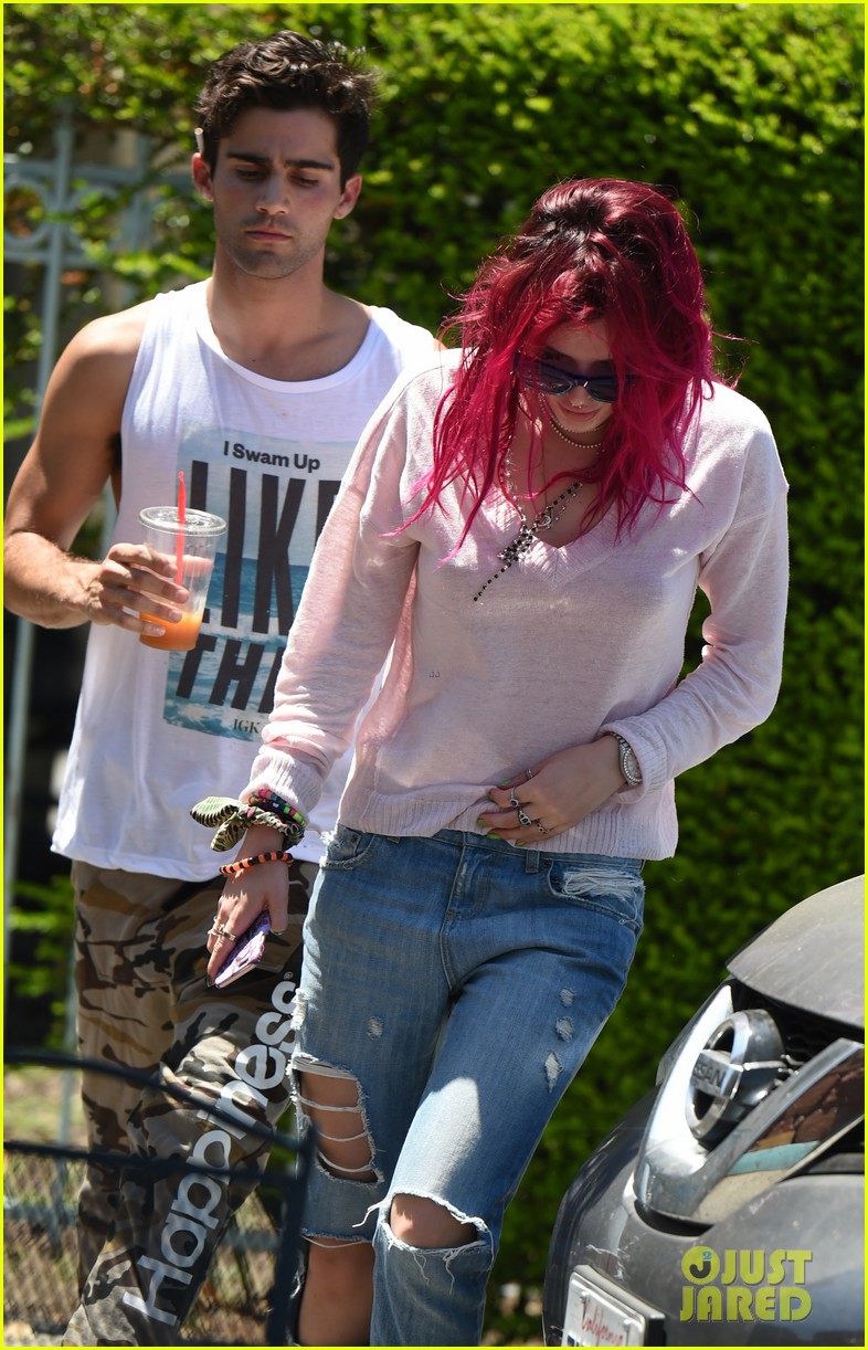 bella thorne grabs lunch with max ehrich 073932239