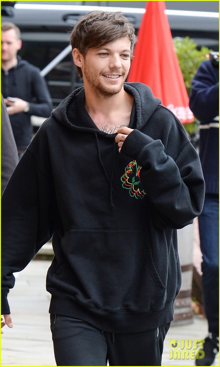 louis tomlinson takes selfies with fans while promoting back to you 063934632