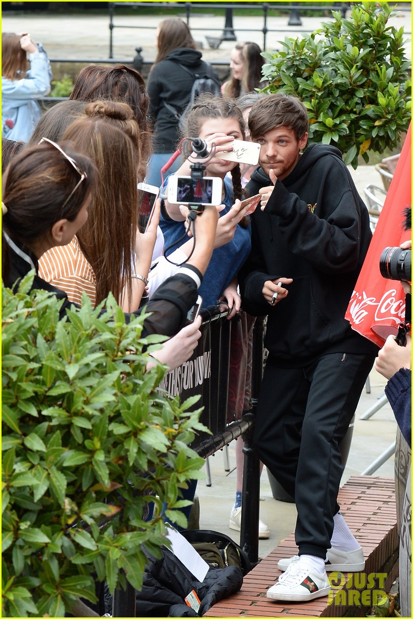 louis tomlinson takes selfies with fans while promoting back to you 123934638