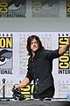 walking dead cast pays tribute to late stuntman at comic con 01