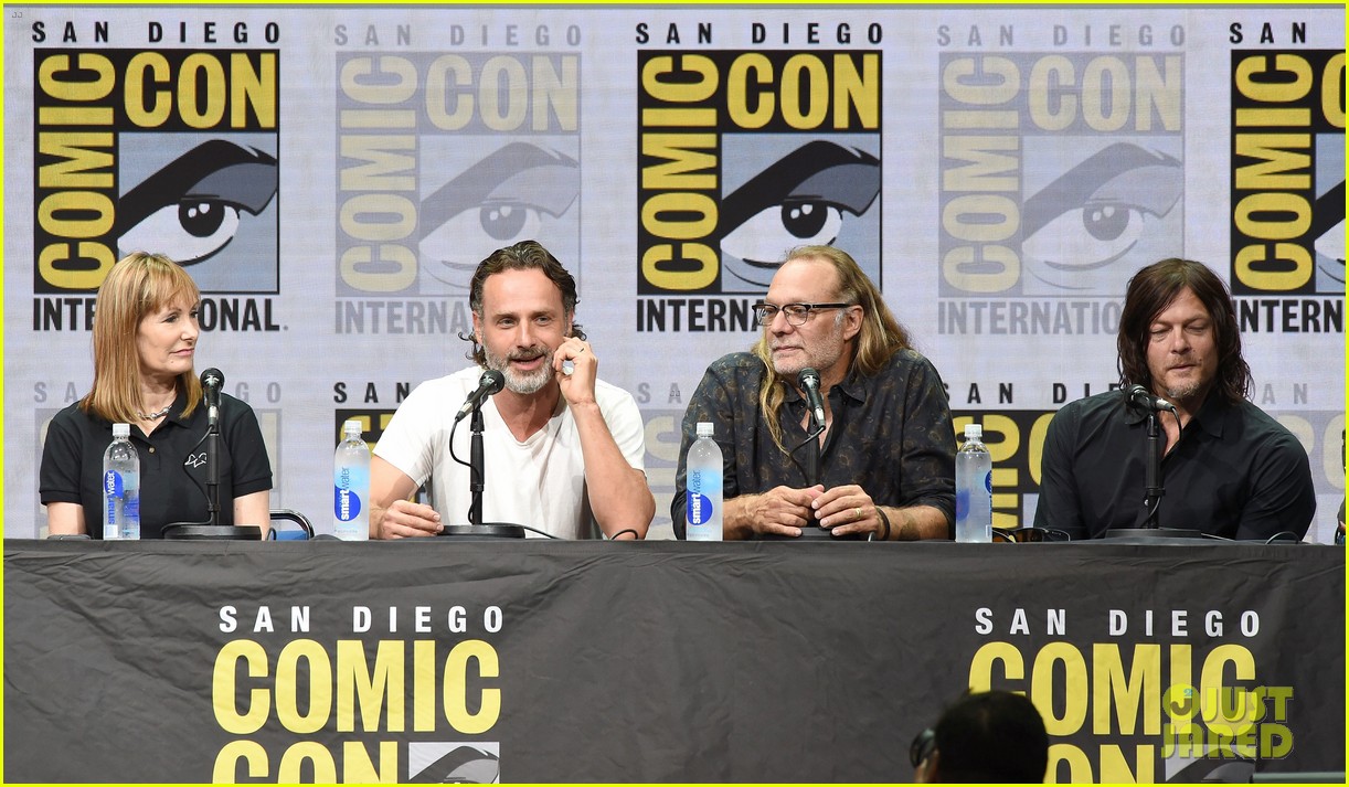 walking dead cast pays tribute to late stuntman at comic con 093931598