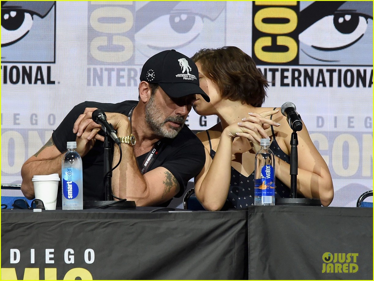 walking dead cast pays tribute to late stuntman at comic con 123931601