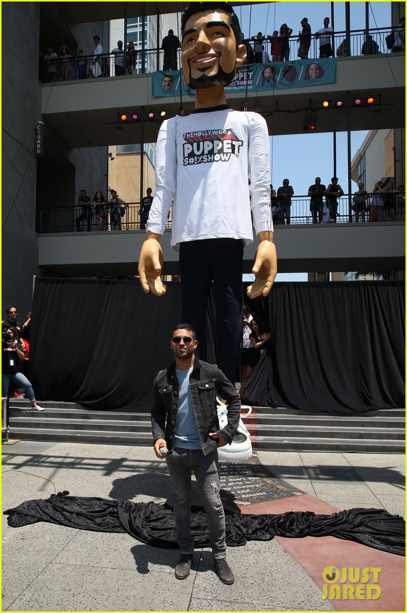 wilmer valderrama poses with a 25 foot puppet version of him 163926007