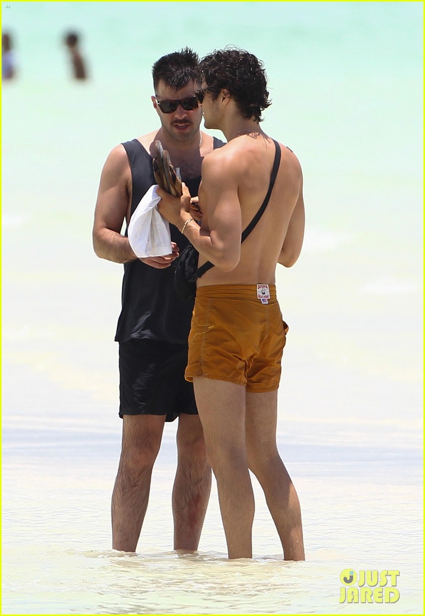 zachary quinto miles mcmillan mexican beach vacation 023923417