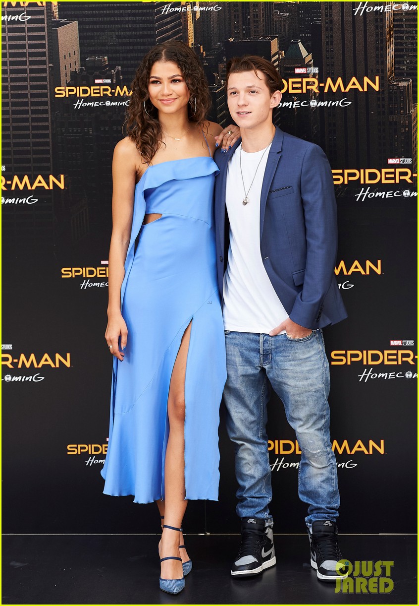 Zendaya & Tom Holland Poke Fun at Dating Rumors on Twitter: Photo