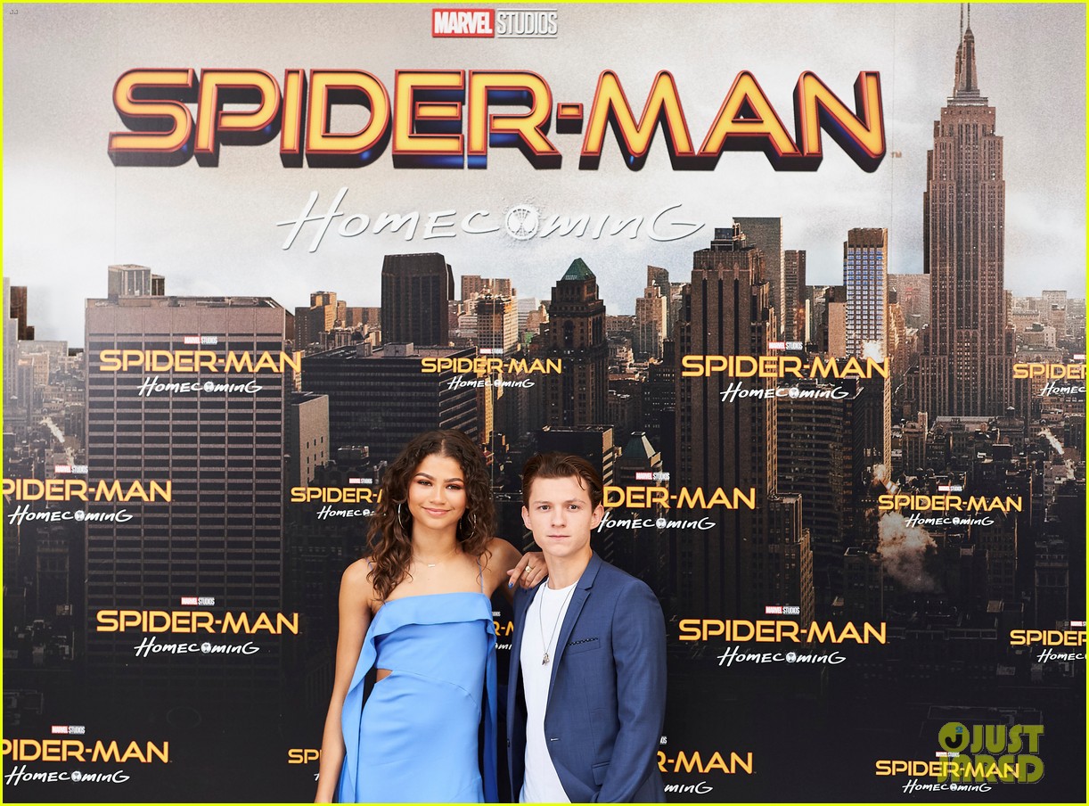 Zendaya & Tom Holland Poke Fun at Dating Rumors on Twitter: Photo