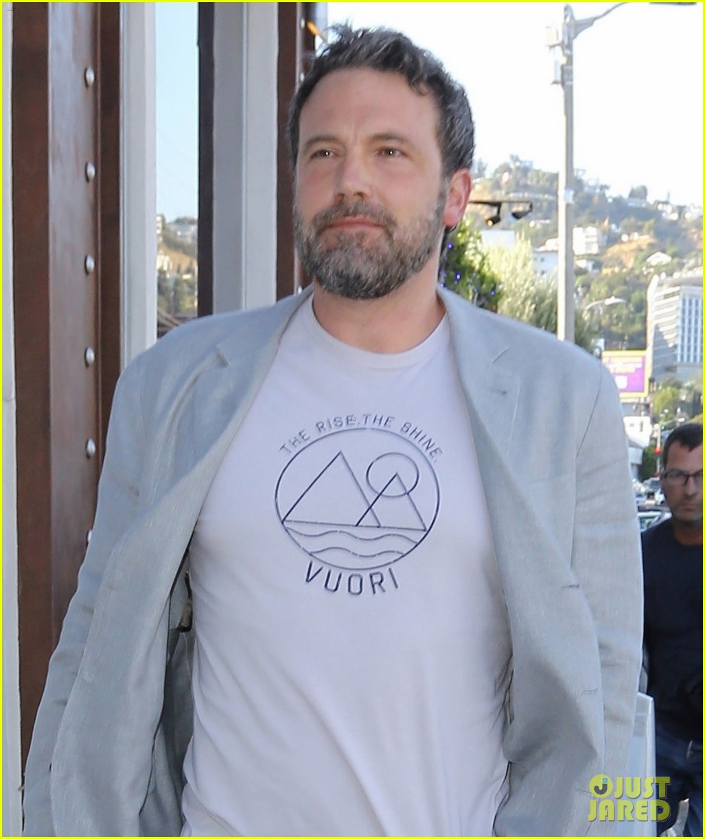 Ben Affleck Celebrates 45th Birthday at Dinner with His Kids! Photo