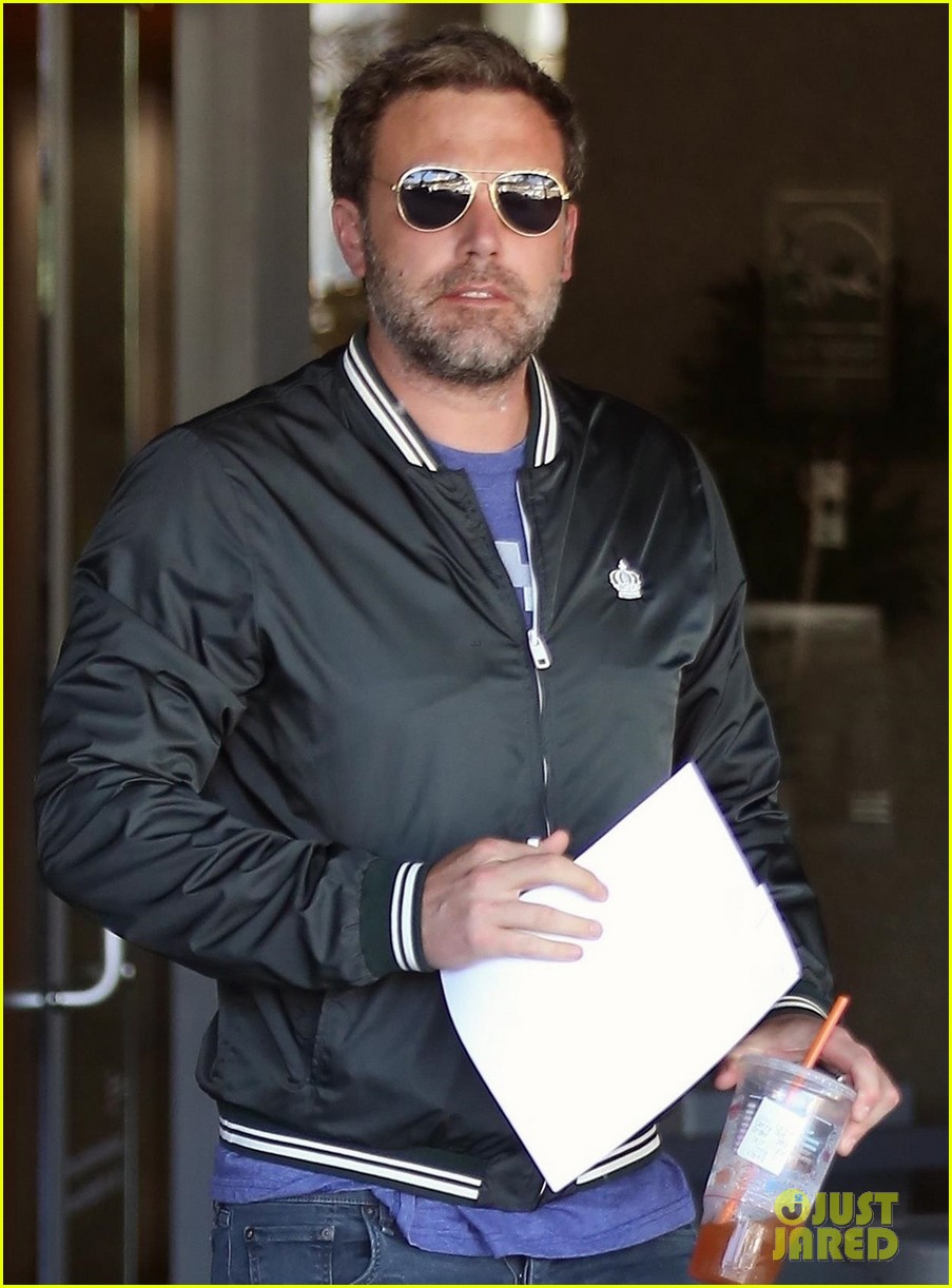 ben affleck enjoys a solo outing in brentwood 043940322