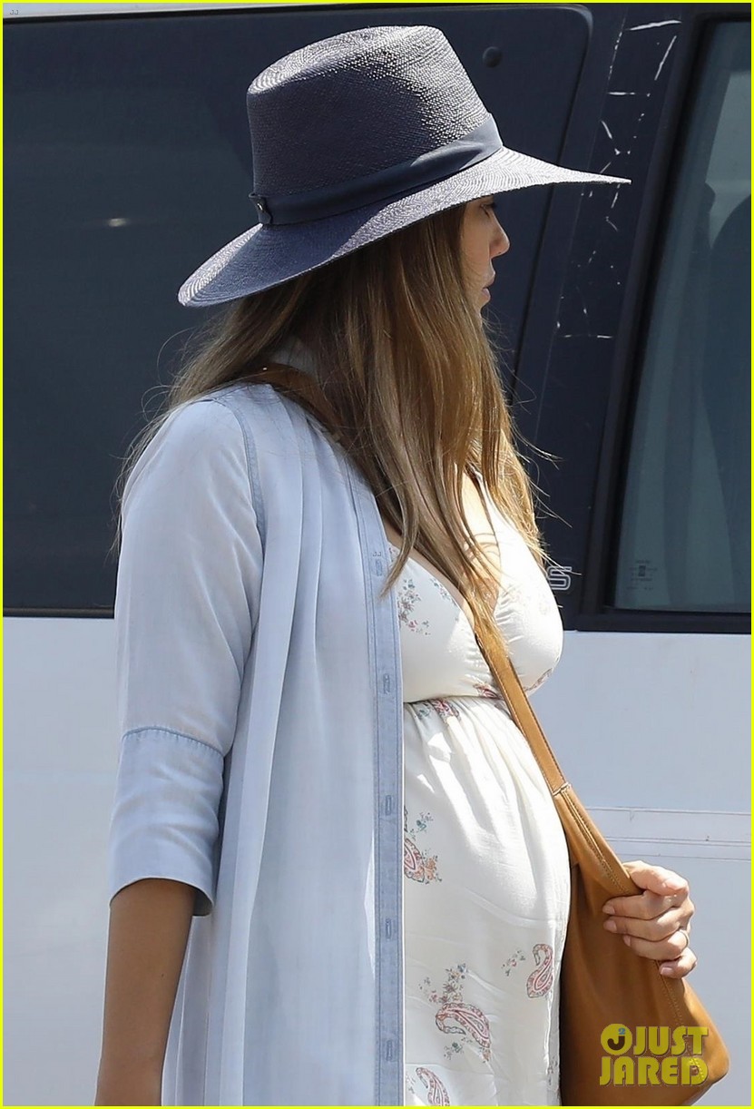 jessica alba shows off her baby bump while out shopping 043945925
