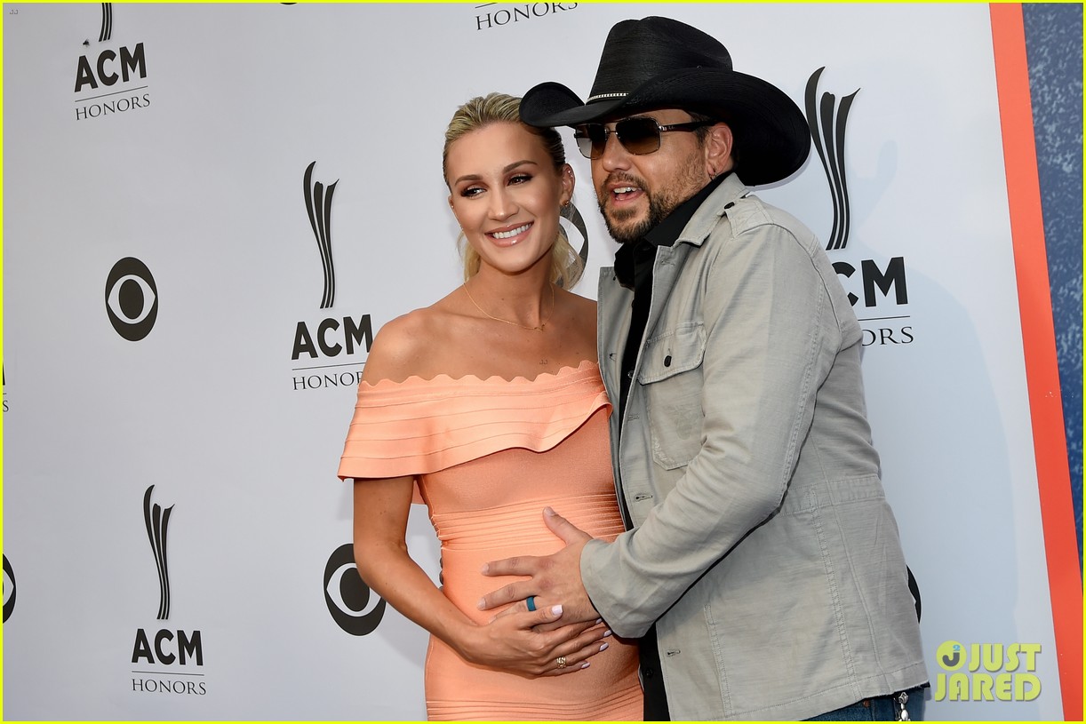 jason aldean pregnant wife brittany kerr attend acm honors 2017 053944873