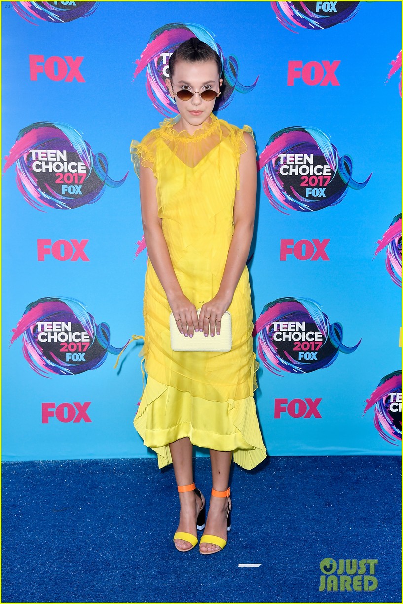 millie bobby brown brightens up the teen choice awards 2017 blue carpet 013941338