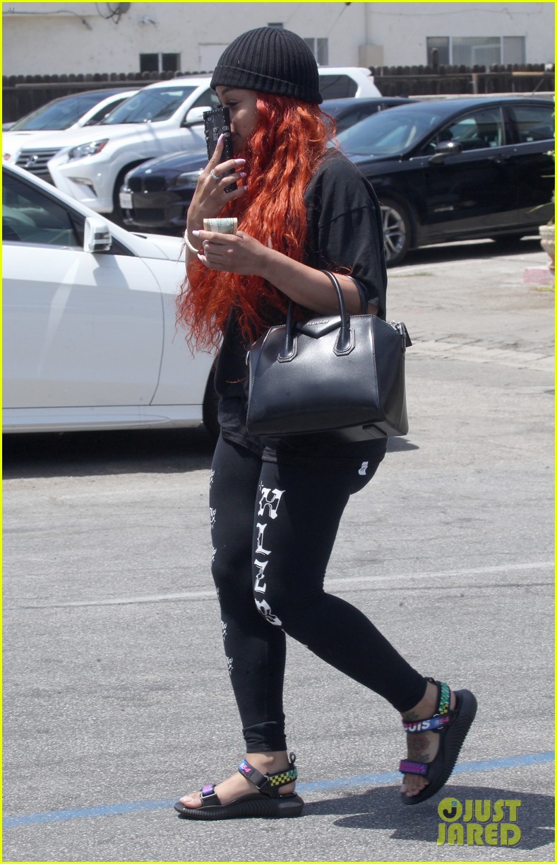 blac chyna hides behind her cell phone 063936687