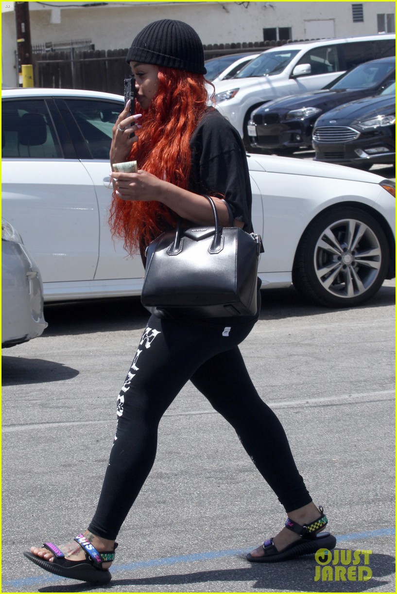 blac chyna hides behind her cell phone 163936697