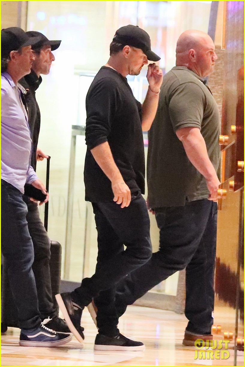 leonardo dicaprio hangs out in vegas before the big fight 053945775
