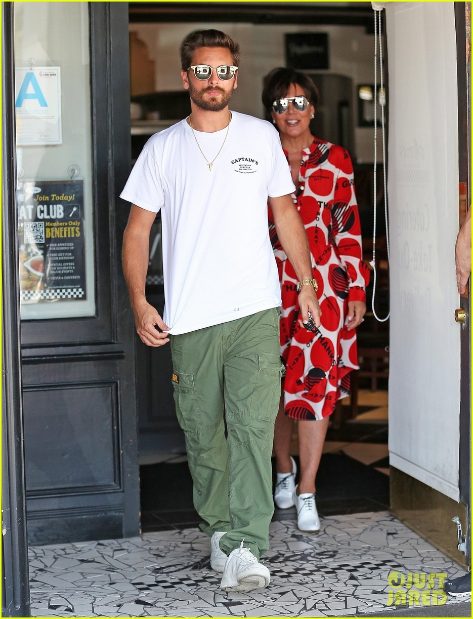 scott disick grabs lunch with kris jenner while filming kuwtk 07