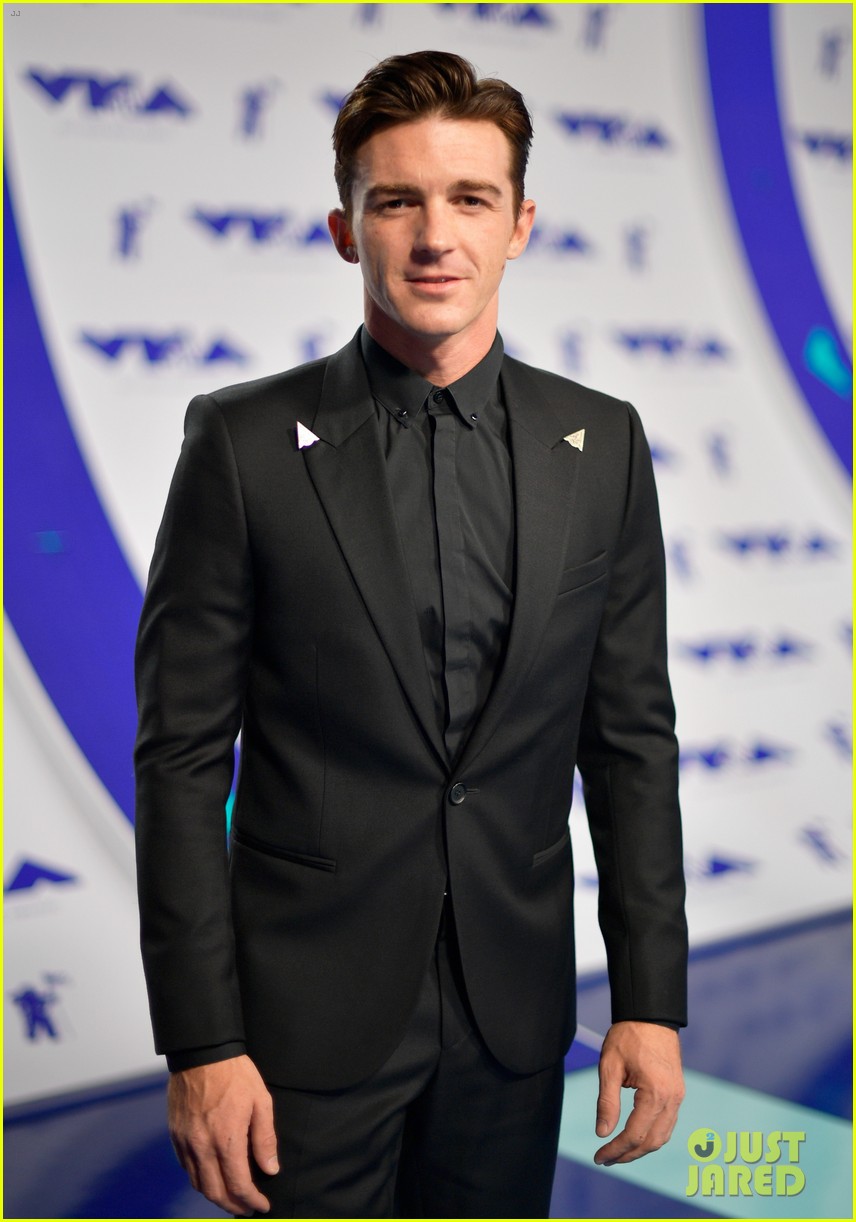 Drake Bell & Josh Peck Reunite After Wedding Drama at MTV VMAs 2017