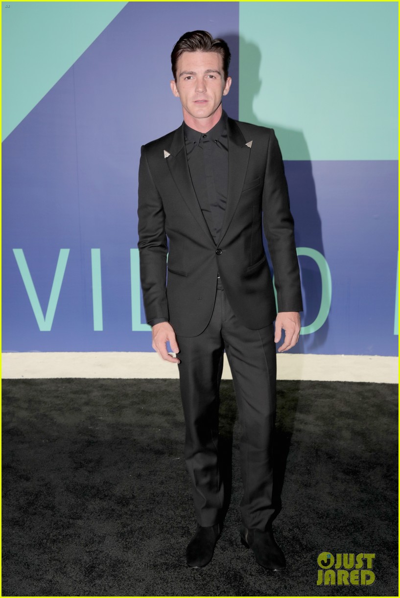 Drake Bell & Josh Peck Reunite After Wedding Drama at MTV VMAs 2017
