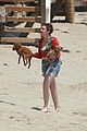 lena dunham has a beach weekend with mindy kaling and her dogs 01