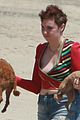 lena dunham has a beach weekend with mindy kaling and her dogs 02