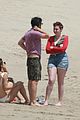 lena dunham has a beach weekend with mindy kaling and her dogs 03