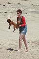 lena dunham has a beach weekend with mindy kaling and her dogs 04