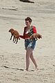 lena dunham has a beach weekend with mindy kaling and her dogs 05