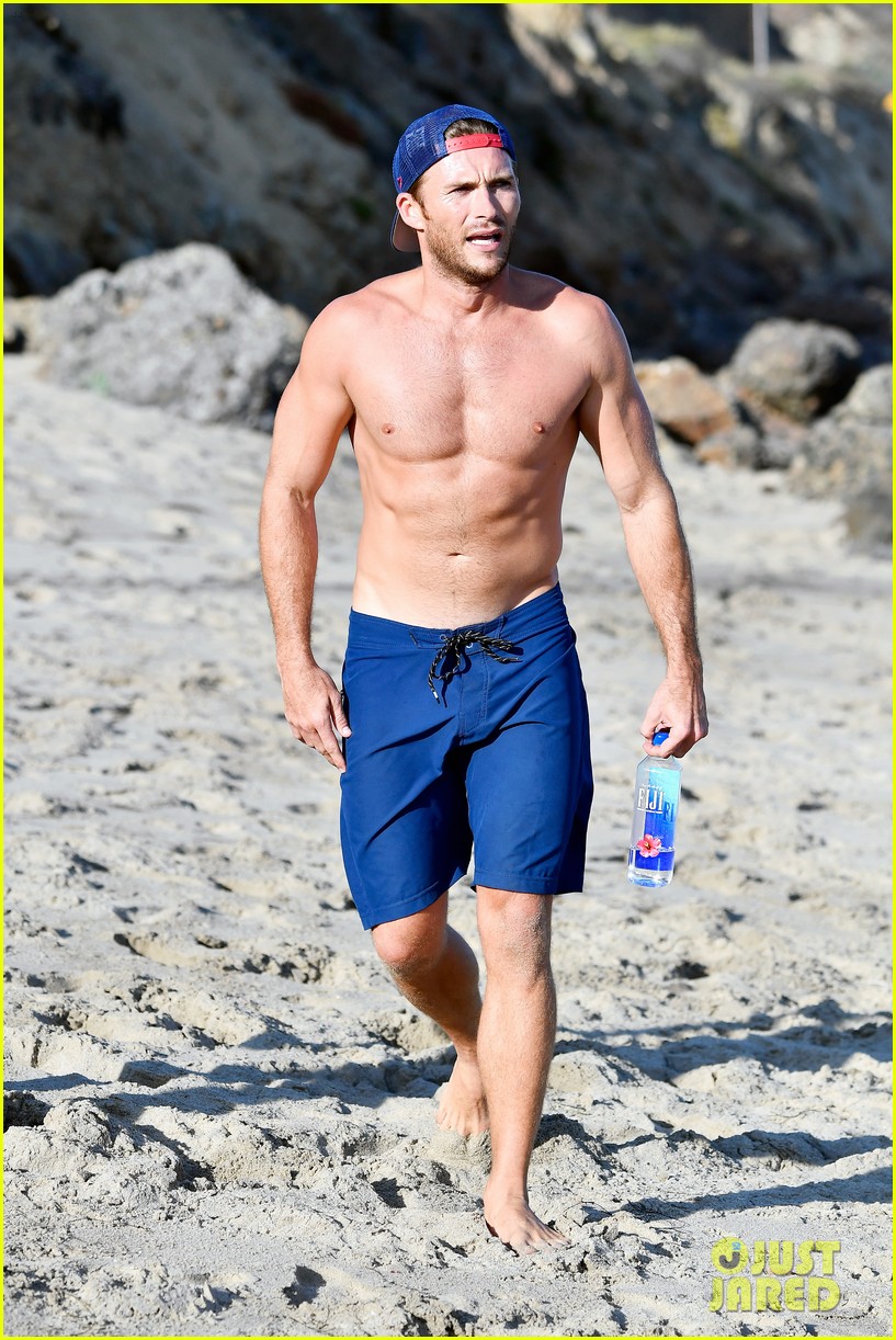 scott eastwood goes shirtless for a run along the beach 013940567