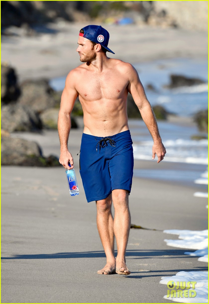 scott eastwood goes shirtless for a run along the beach 07