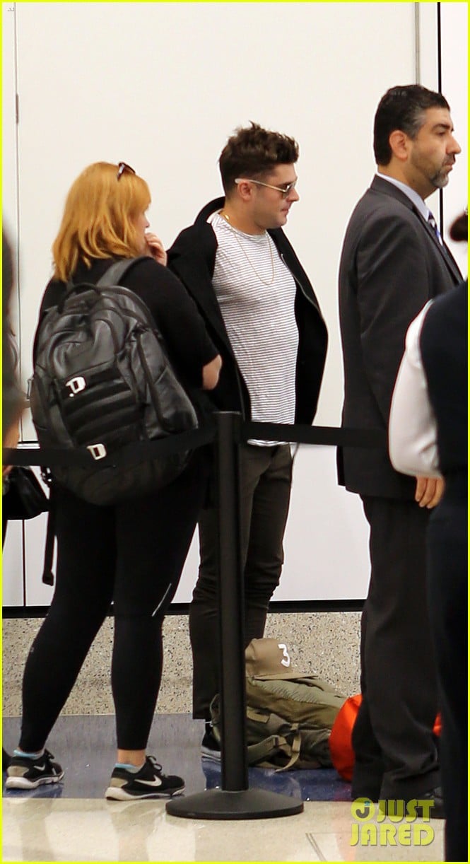 zac efron catches a flight out of los angeles 03