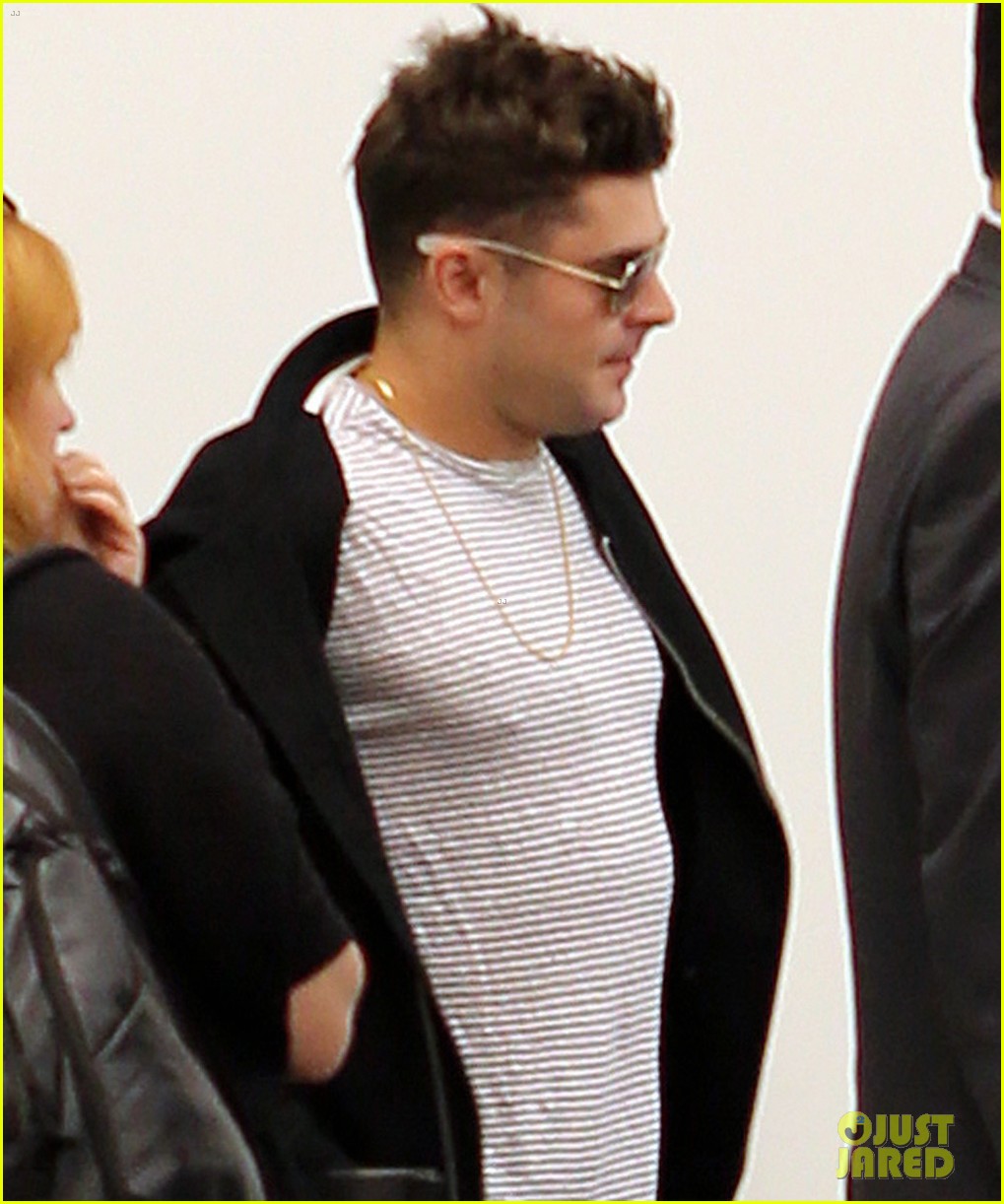 zac efron catches a flight out of los angeles 063936671