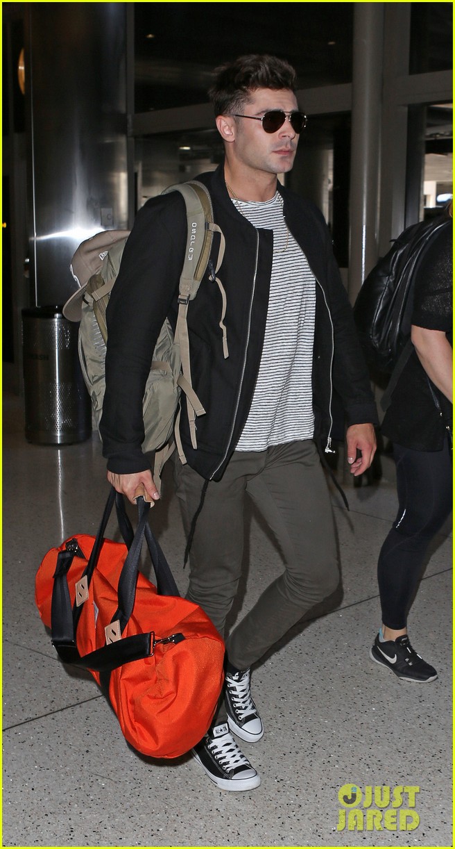 zac efron catches a flight out of los angeles 07