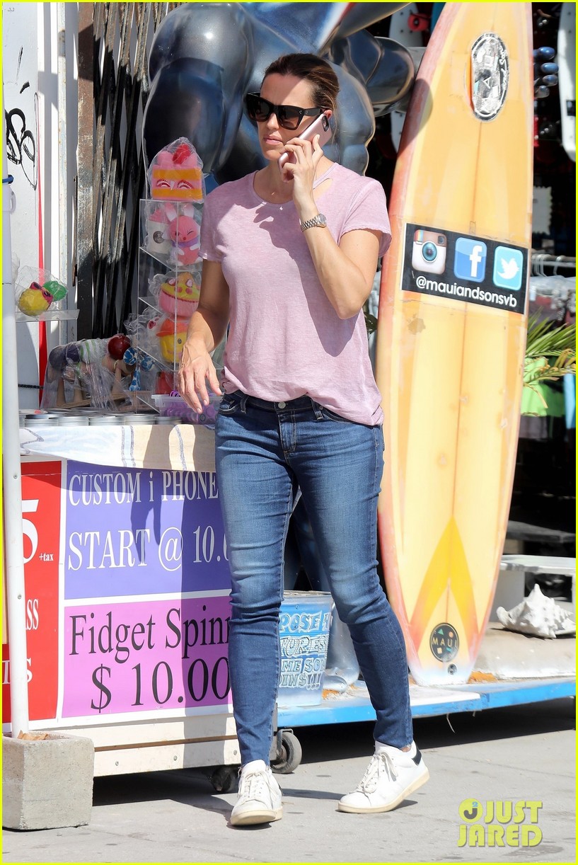 jennifer garner takes in the venice beach vibe with her family 013945621