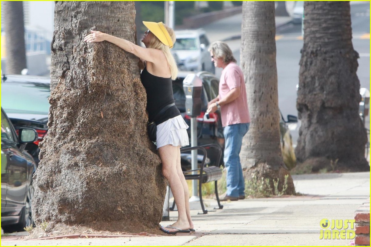 goldie hawn hugs a tree while kurt russell watches 053947522