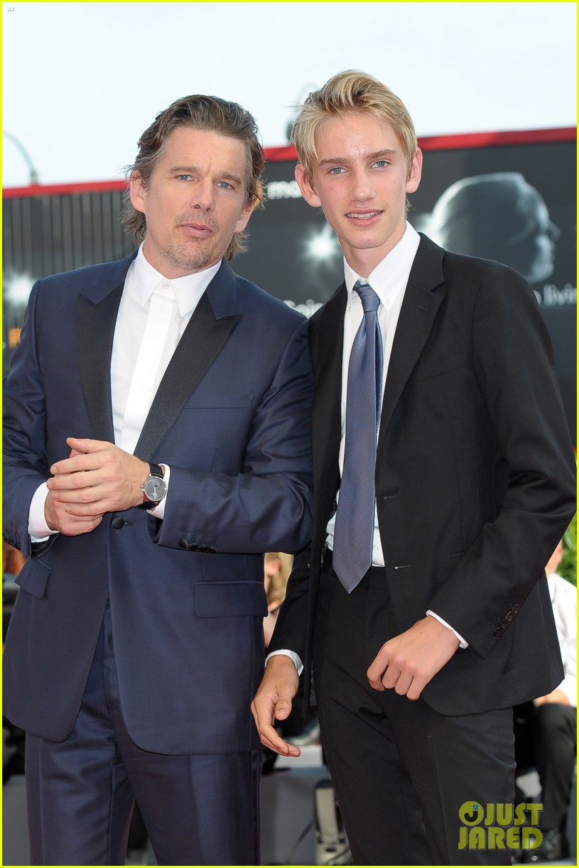 ethan hawke gets support from ex uma thurman son levon at first reformed premiere 05