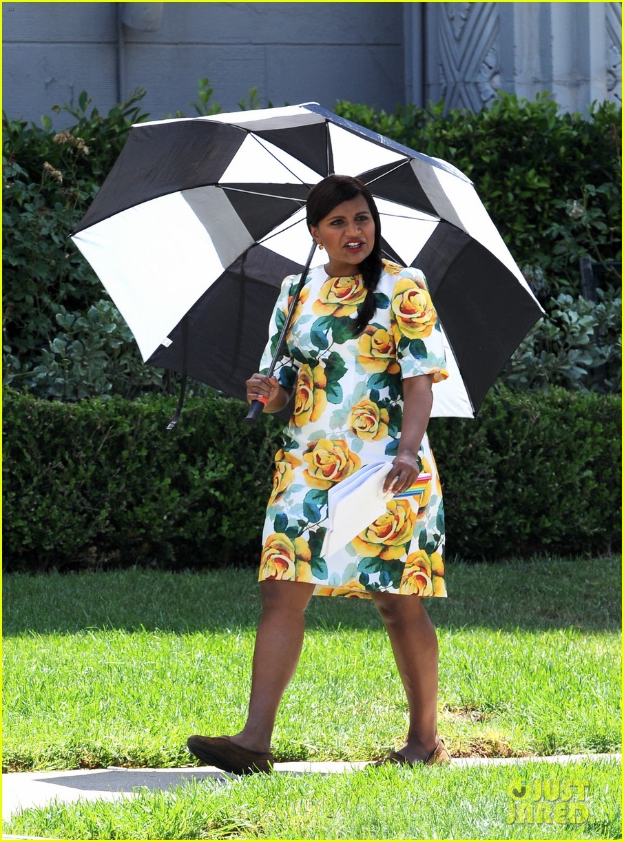 pregnant mindy kaling films mindy project in a floral dress 063936560