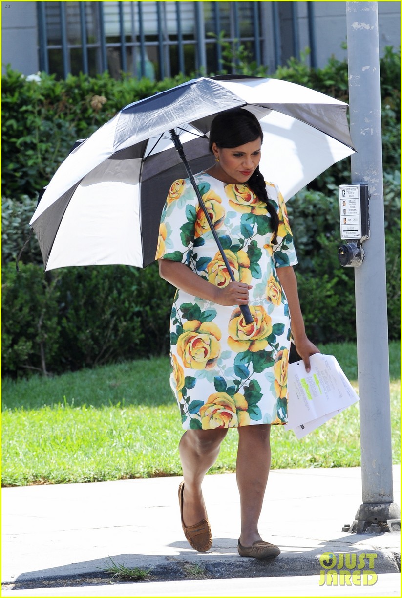 pregnant mindy kaling films mindy project in a floral dress 113936565