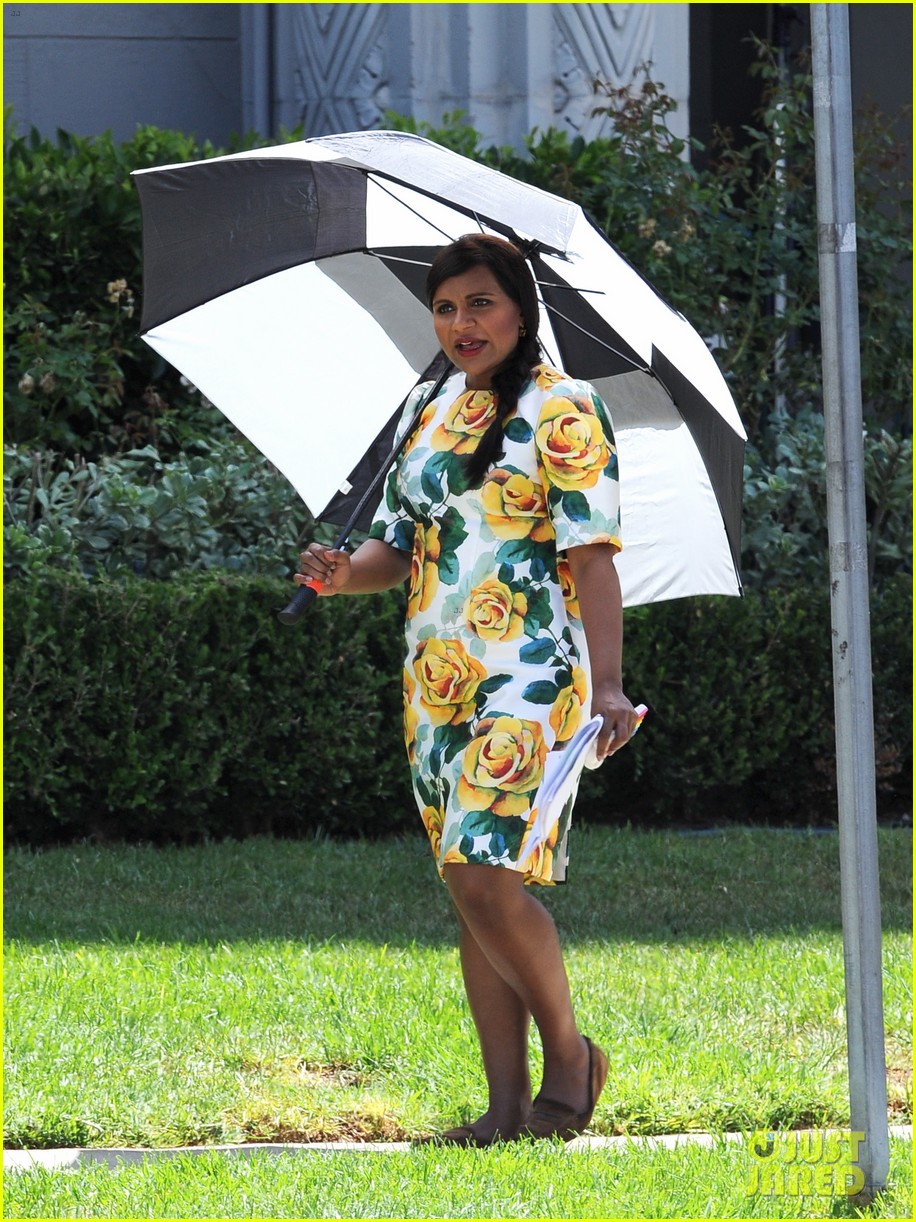 pregnant mindy kaling films mindy project in a floral dress 133936567