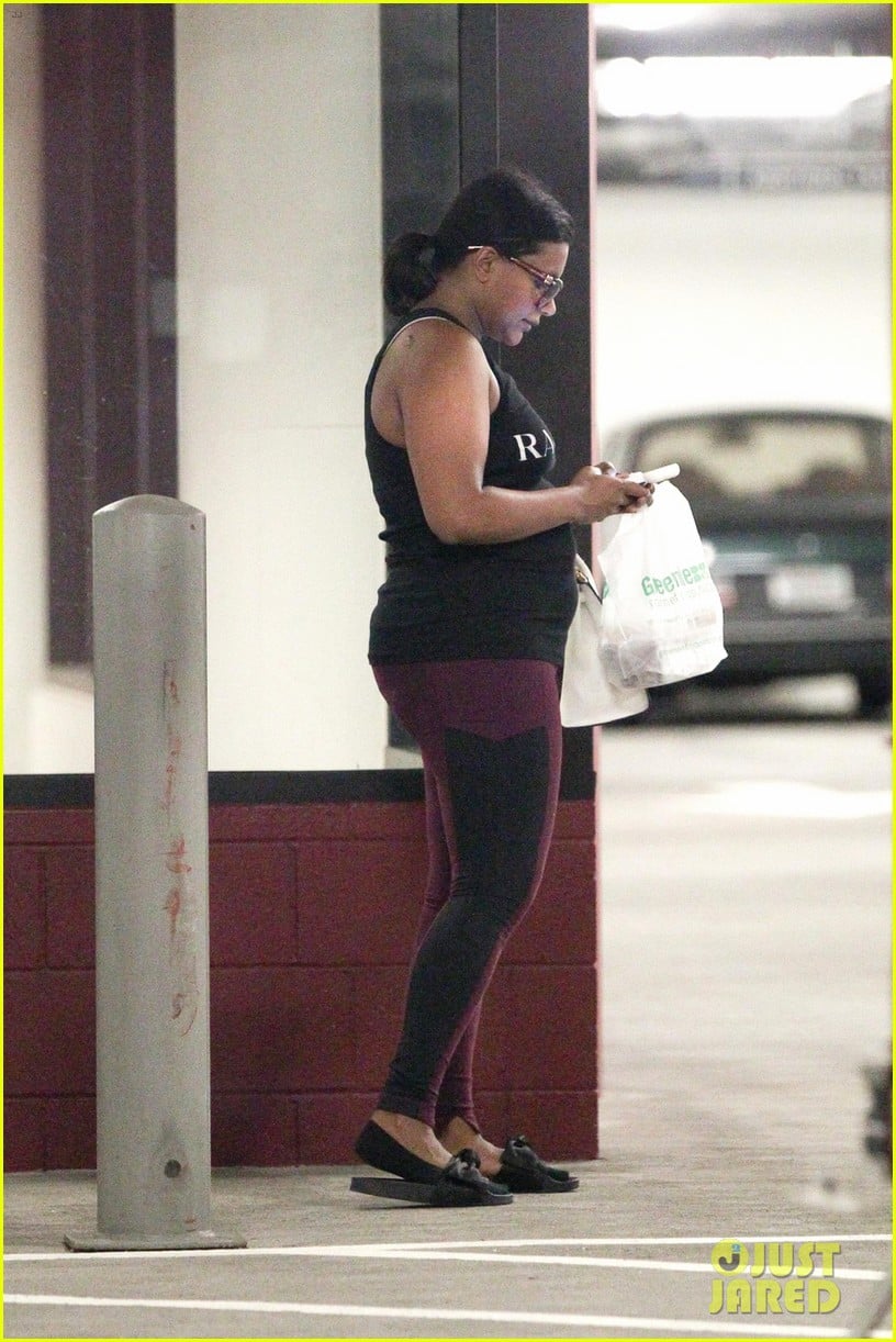 Pregnant Mindy Kaling Gets In a Workout Photo 3938266 Mindy Kaling(02)