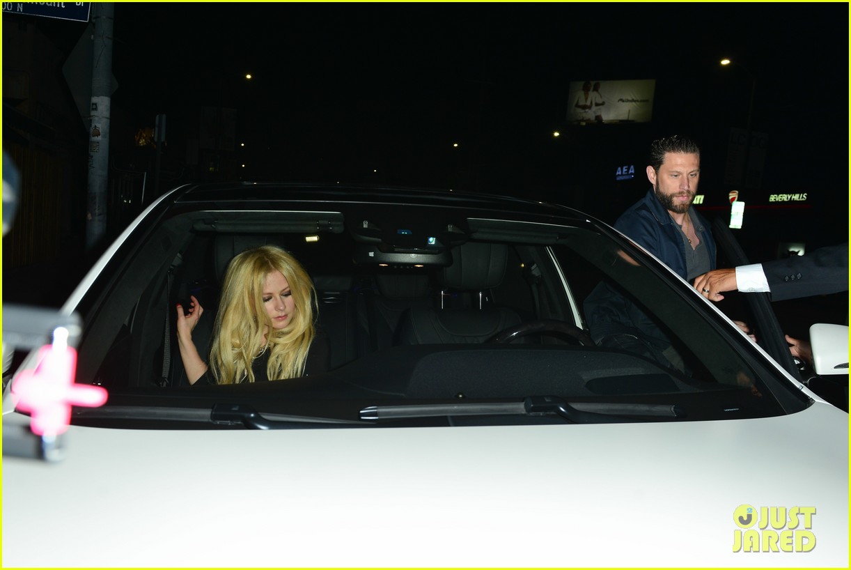 avril lavigne holds hands with music producer jr rotem 093939963